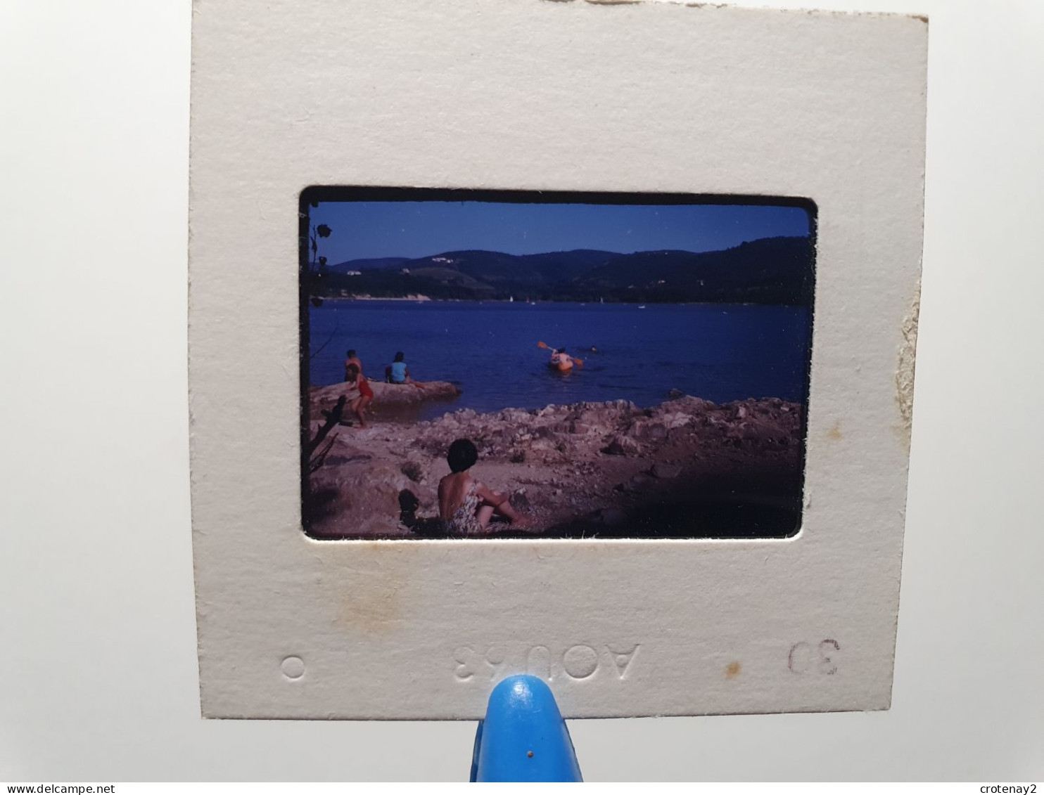 Photo Diapo Diapositive Slide à Situer Lac ? Bateau Bronzage Rochers En 1963 VOIR ZOOM - Diapositives