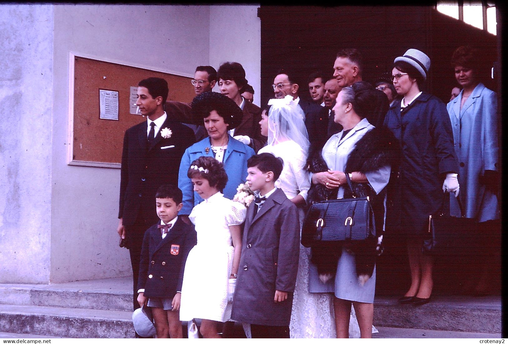 Photo Diapo Diapositive Slide à Situer MARIAGE Mariés Avec La Famille Devant Mairie Ou Eglise En 1963 VOIR ZOOM - Diapositives