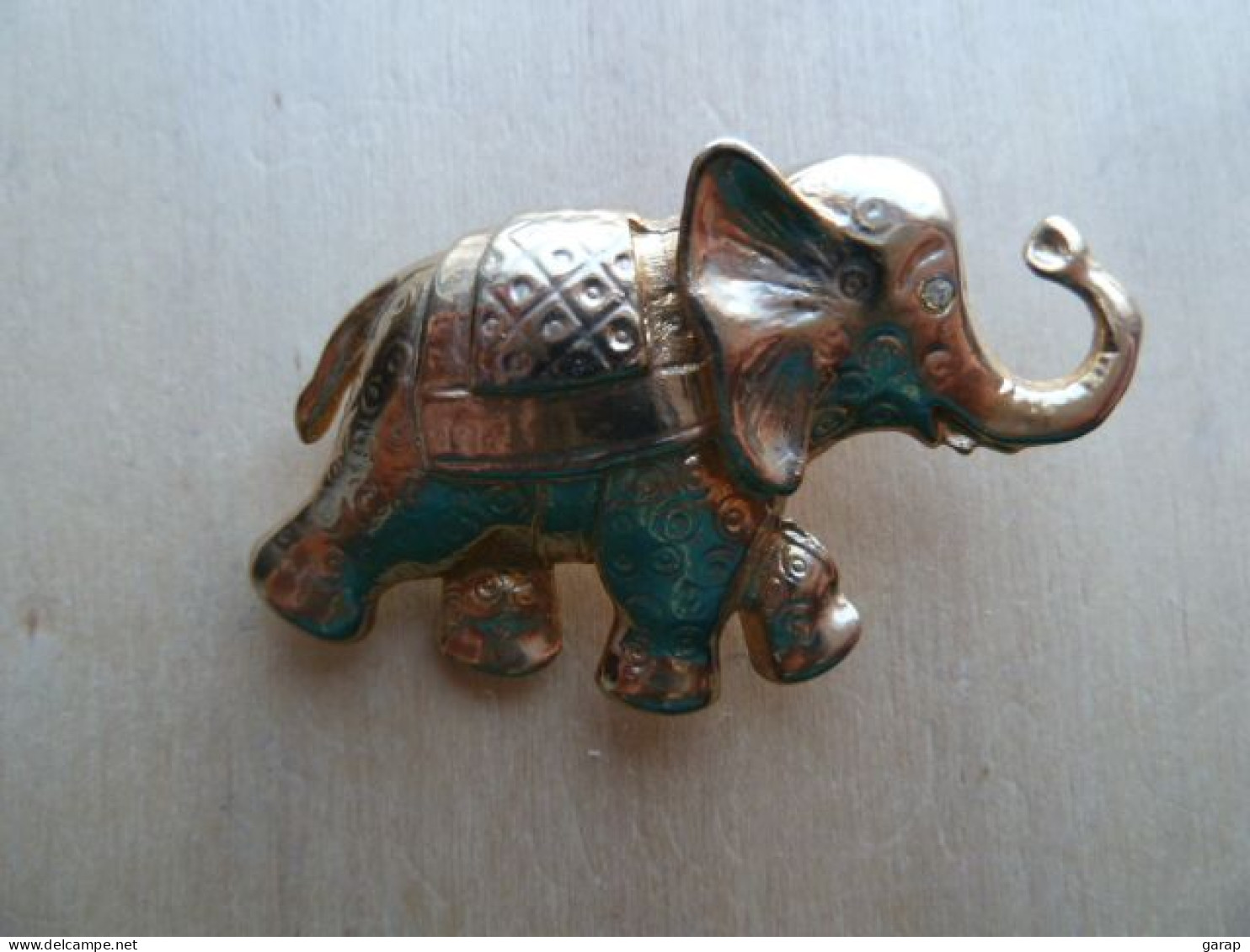 Broc-063 Broche  Métal Doré Représentant Un éléphant,fermeture De Sécurité,oeil Avec Brillant,52mm/32mm,poids=18,10g - Autres & Non Classés