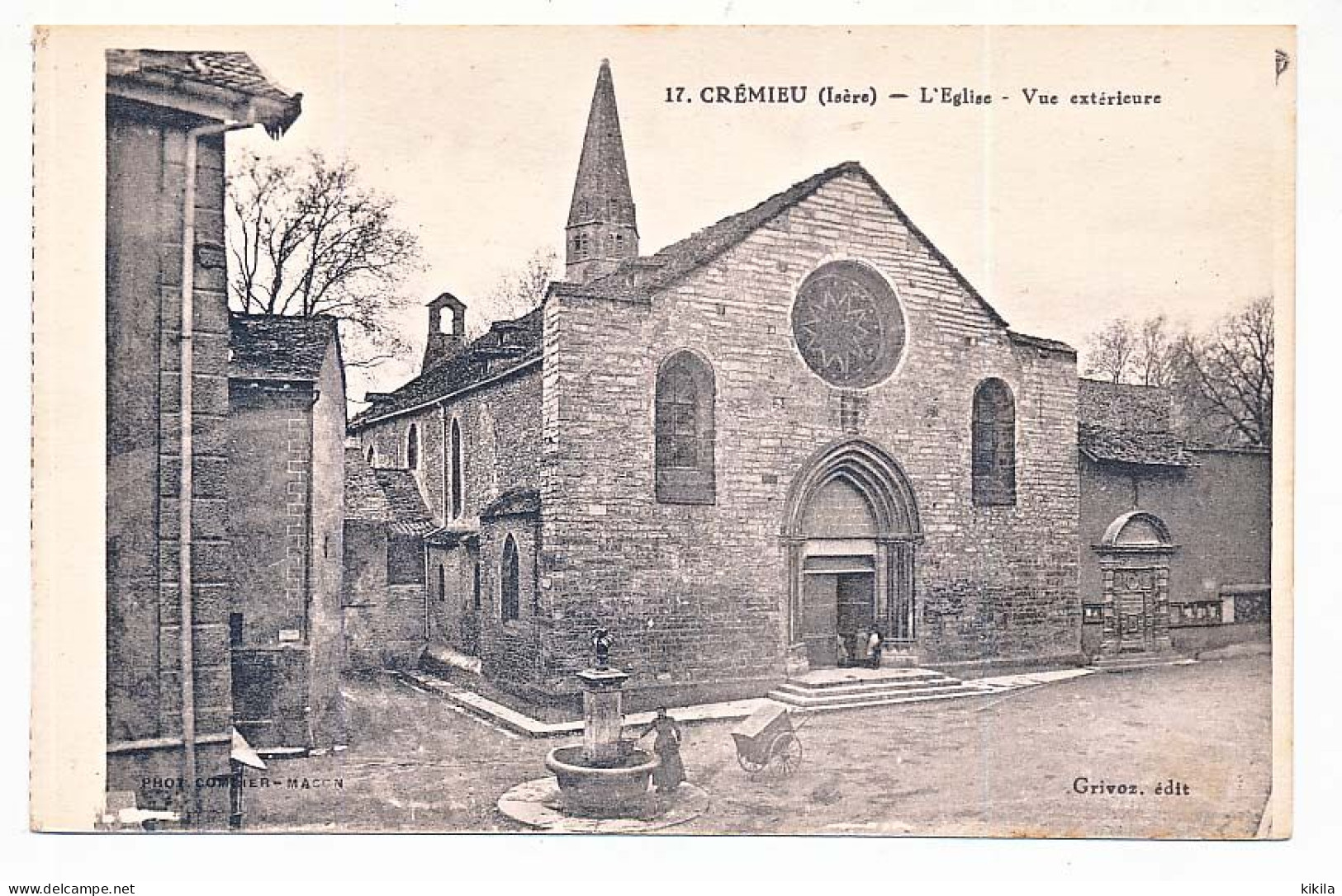 CPSM 9 X 14 Isère  CREMIEU  L'Eglise - Vue Extérieure  Place Fontaine Charette - Crémieu