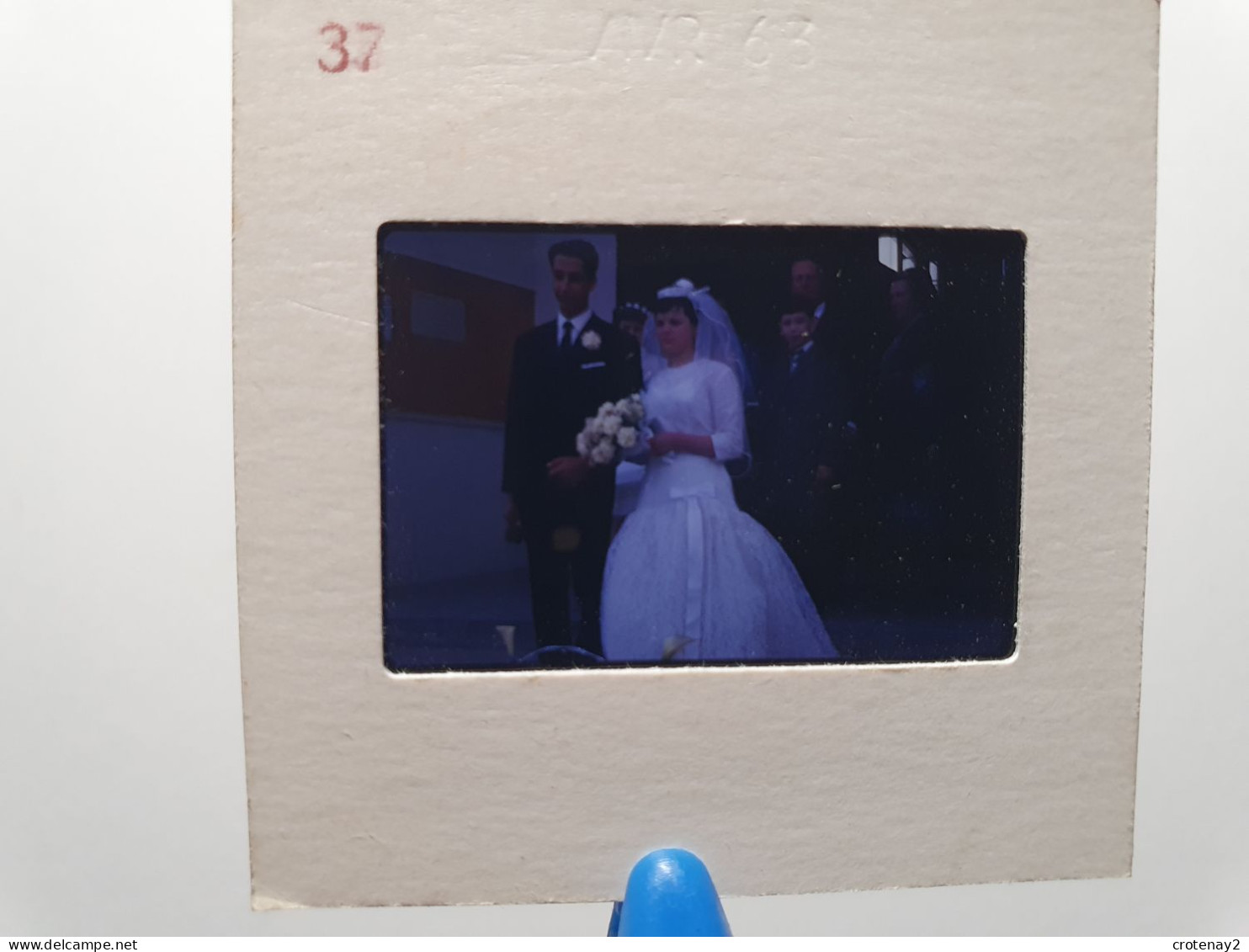 Photo Diapo Diapositive Slide à Situer MARIAGE Mariés Avec La Famille Devant Mairie Ou Eglise En 1963 VOIR ZOOM - Diapositives