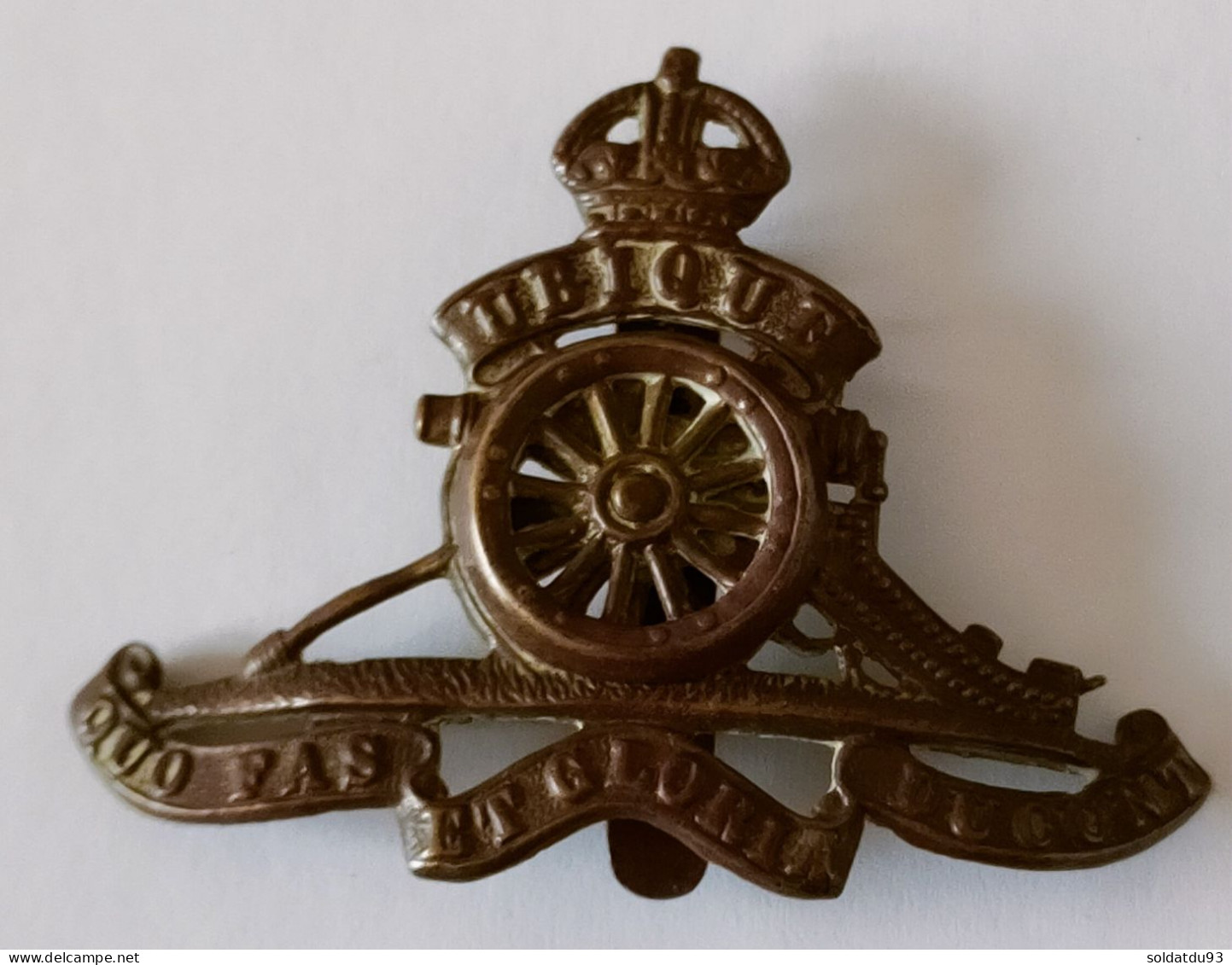 INSIGNE DE CASQUETTE EN MÉTAL DE L'ARMÉE BRITANNIQUE D'ORIGINE ARTILLERIE ROYALE - 1914-18