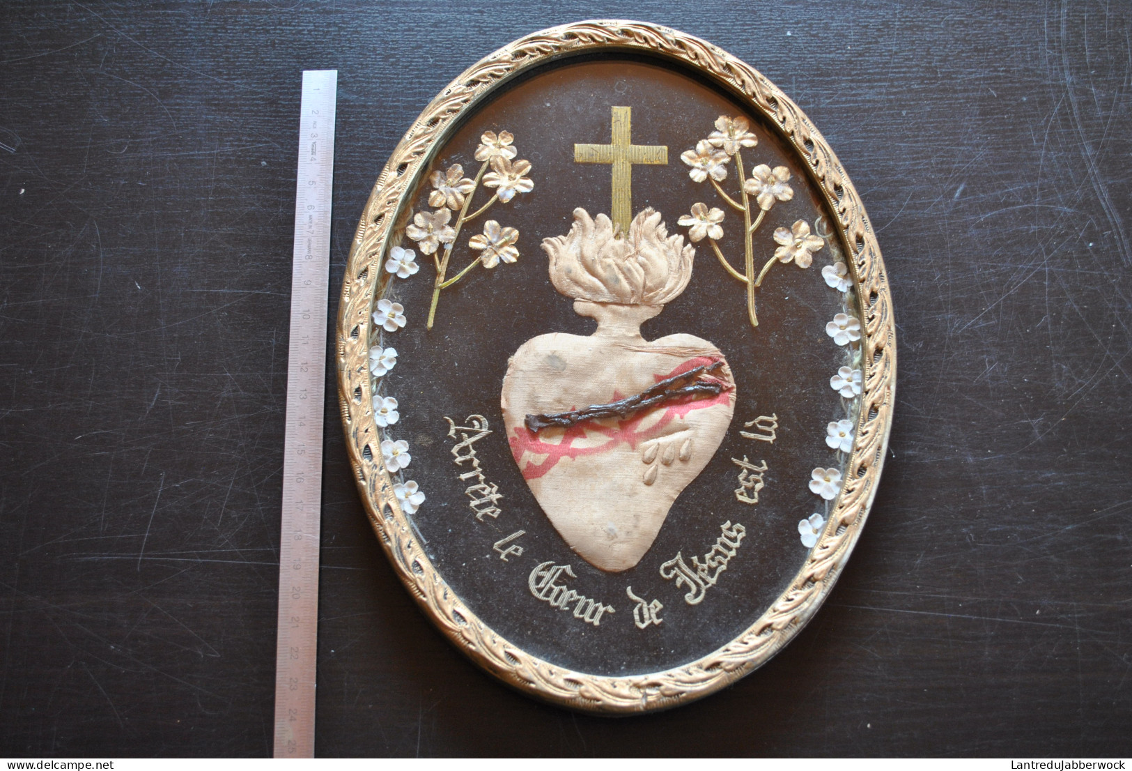 Ancien Cadre Broderie Fleurs En Tissu Coeur Couronné épine Arrête Le Coeur De Jésus Est Là Relique Reliquaire Ex Voto - Religion &  Esoterik