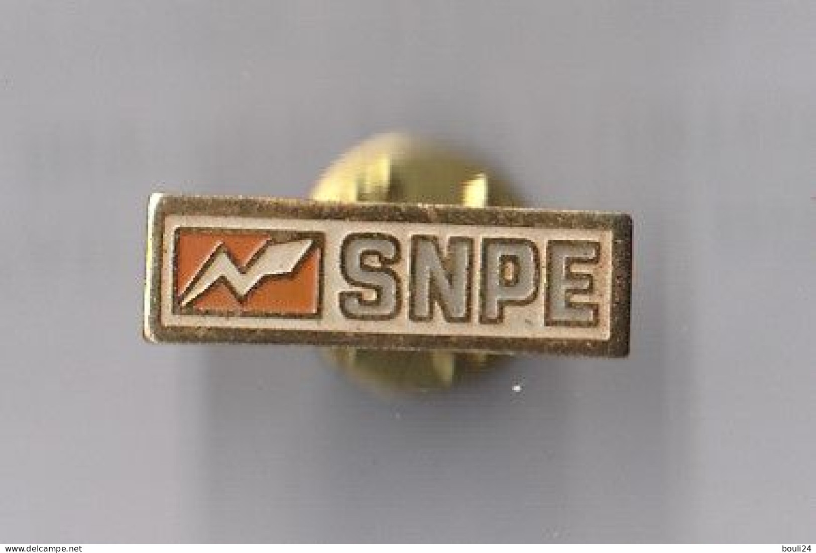 PIN'S THEME MARQUE SNPE  SOCIETE NATIONALE DES POUDRES ET EXPLOSIFS  PIN'S  RARE - Marche