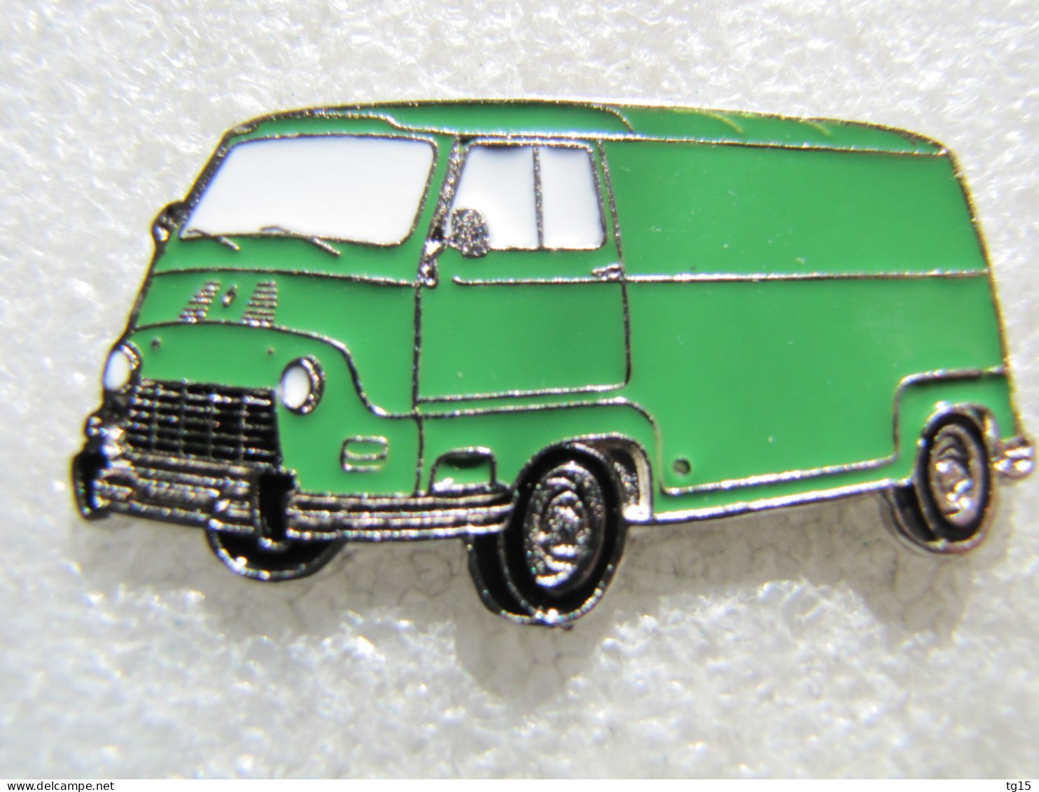 PIN'S   RENAULT  ESTAFETTE - Renault