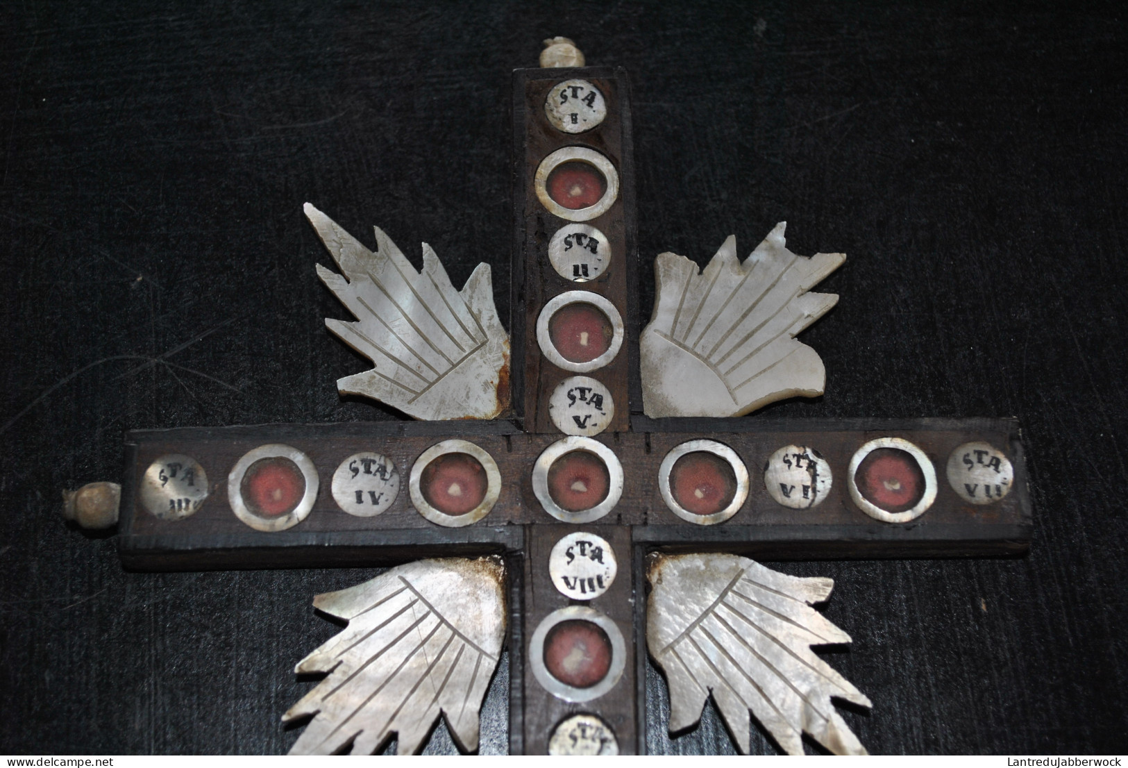 Très ancienne et grande croix en bois (30 cm) incrustée de nacre et de reliques sous verre Reliquaire religiosa rare