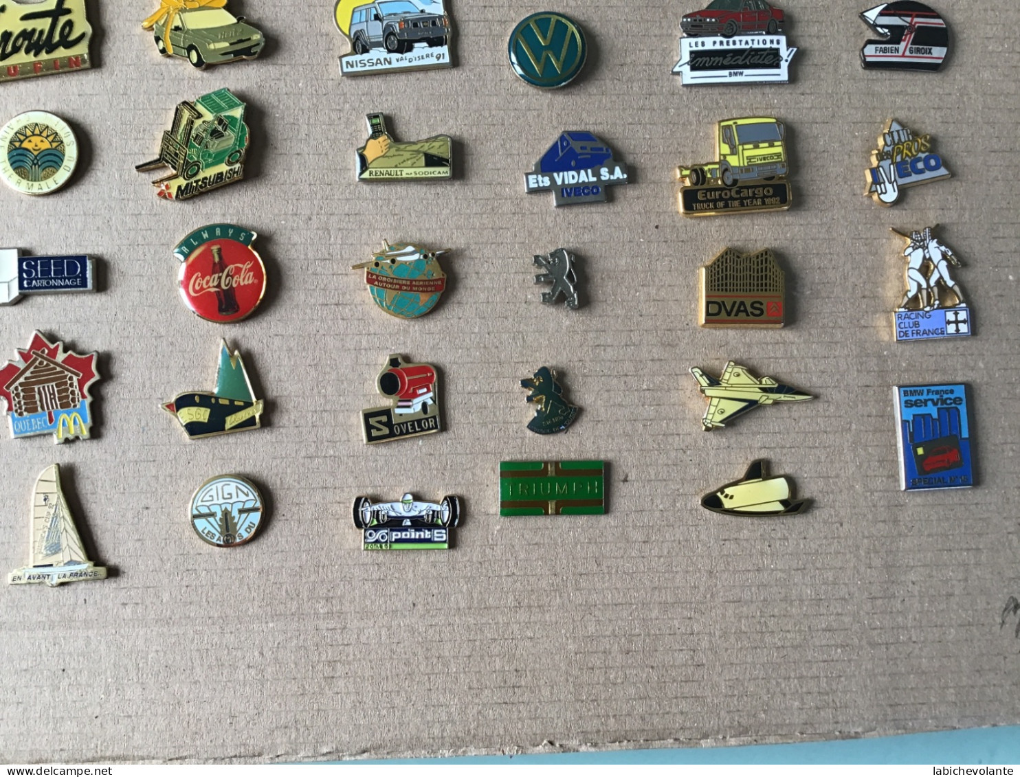 Pin’s - Lot De 85 Pin’s Avec Attaches - Sets