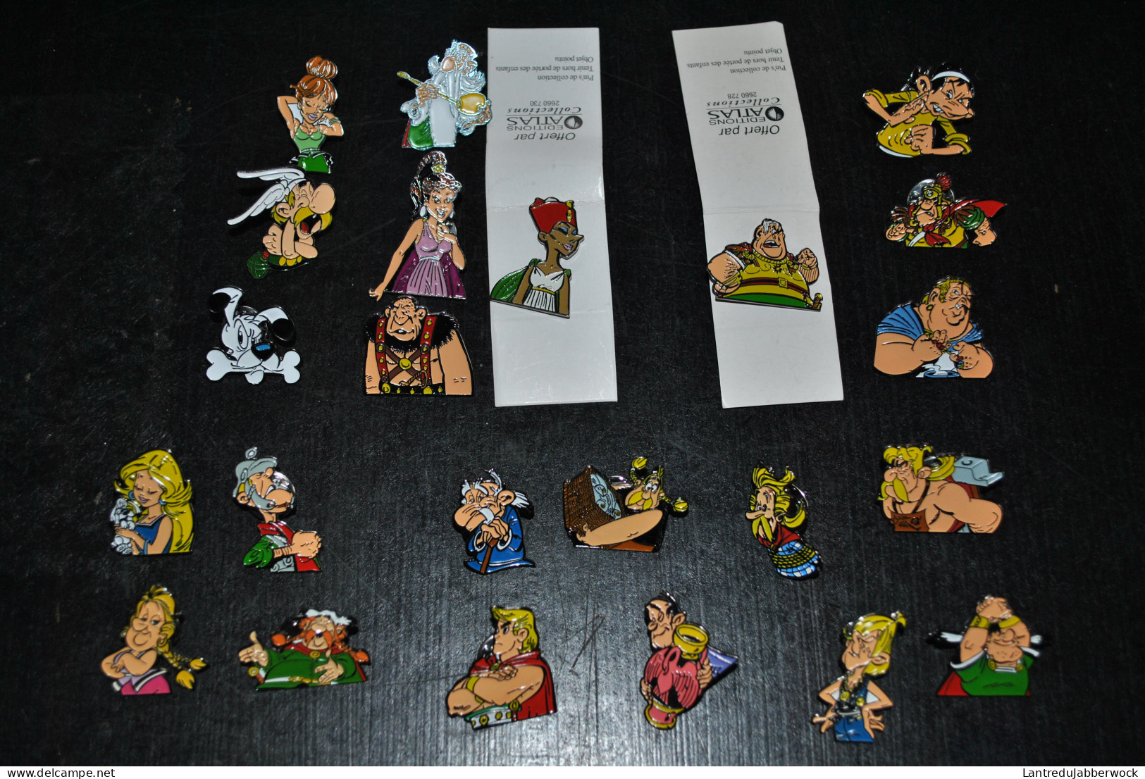 Gros Lot De 23 Pin's Astérix Uderzo Goscinny Ed. Atlas Panoramix Idéfix Cleopatre Falbala Agécanonix Abraracourcix Pins - Pins