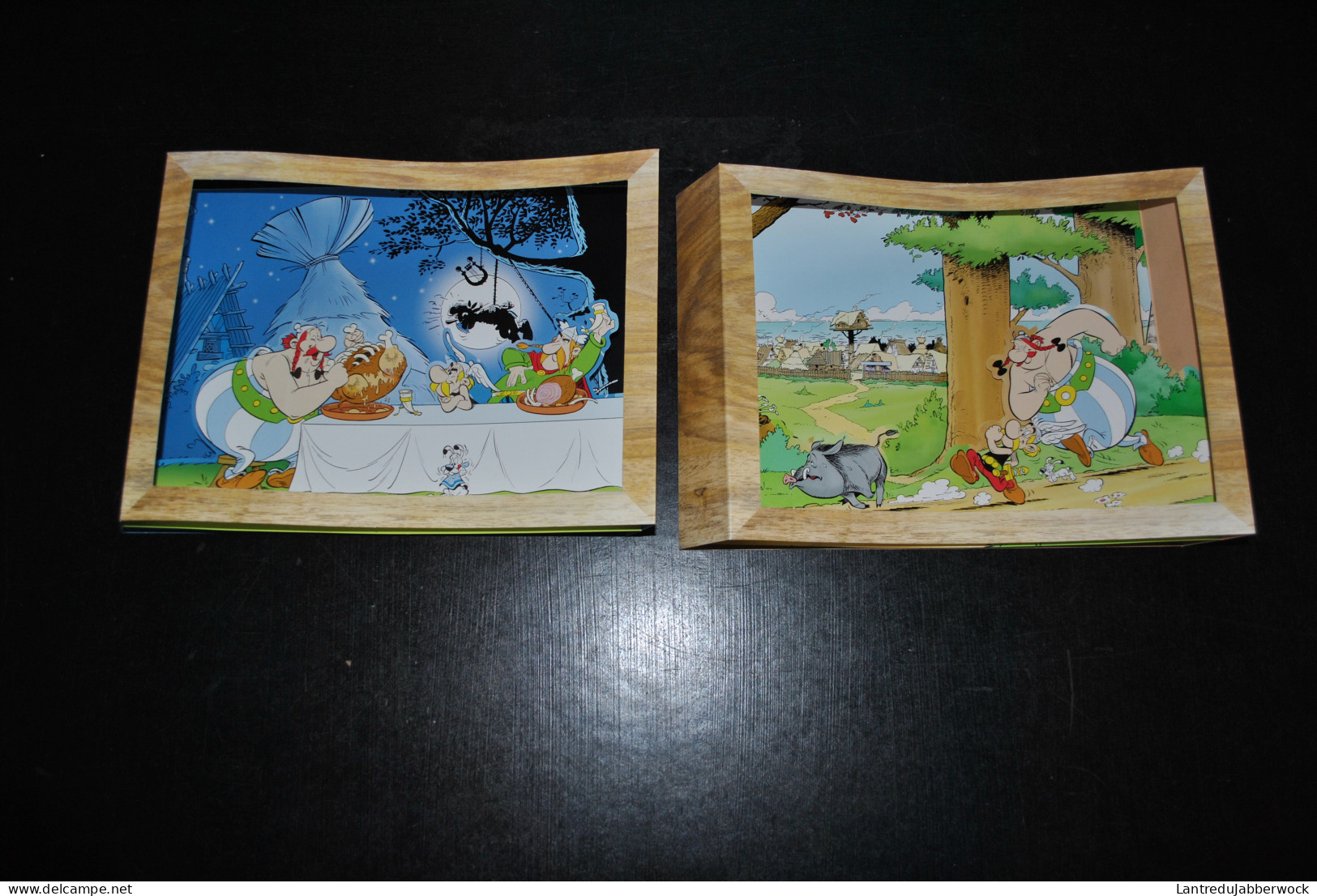 2 Décors Offerts à L'occasion Des 45 Ans D'Astérix TBE Le Banquet La Chasse Aux Sangliers Uderzo - Goscinny Obélix RARE - Sonstige & Ohne Zuordnung