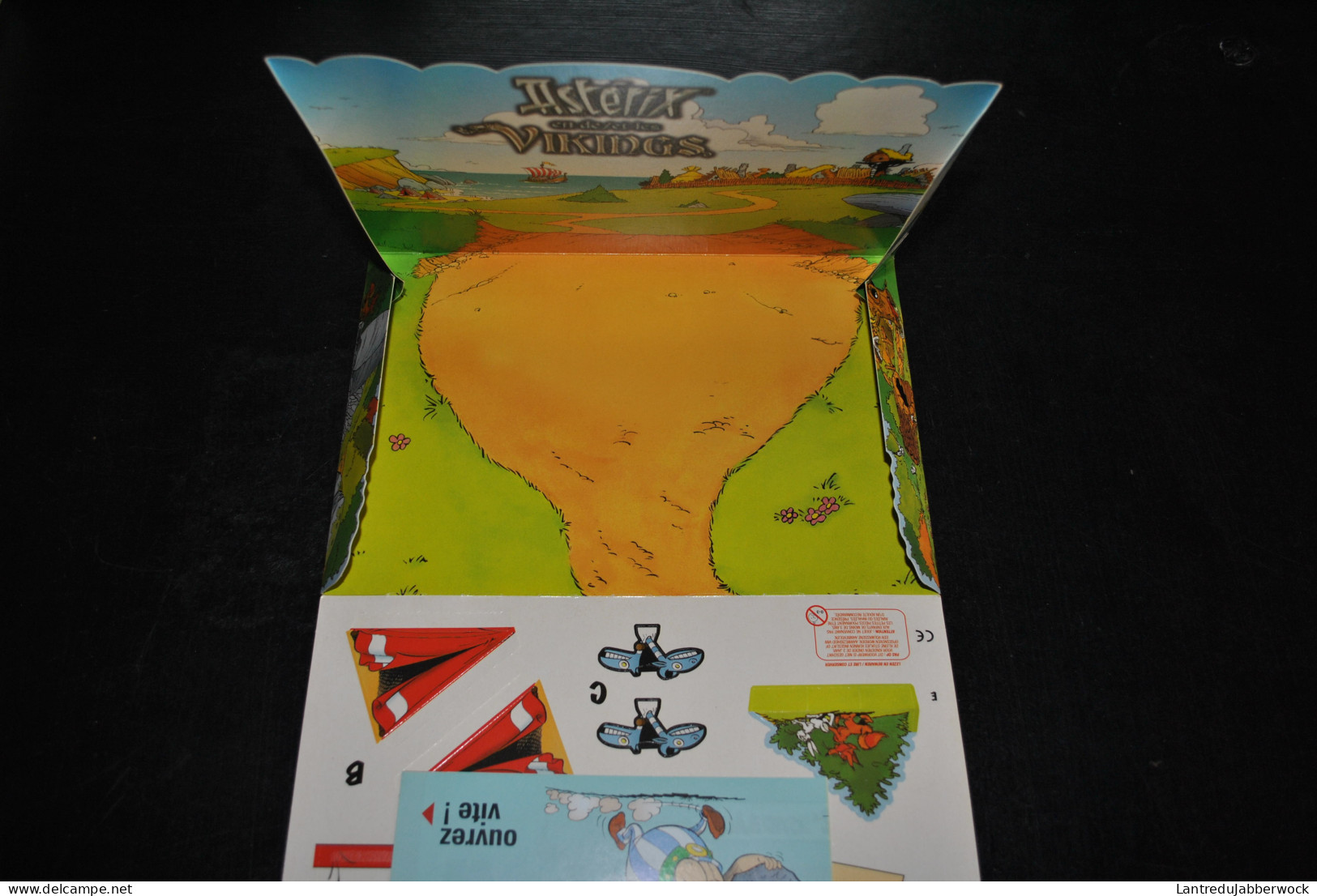 Astérix Et Les Vikings Diorama En Carton Décor 3D Maxi Kinder Surprise Uderzo - Goscinny Obélix RARE  - Objetos Publicitarios