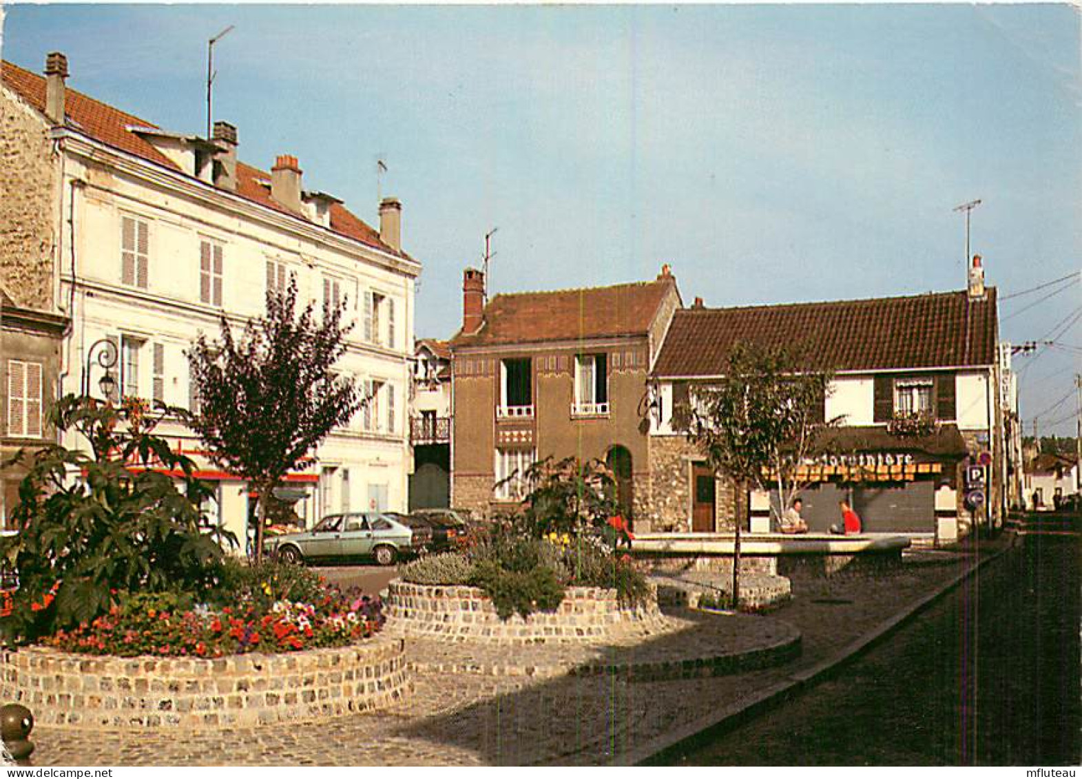 78* LES MUREAUX  Place Rouget  CPM (10x15cm)            MA66-0176 - Les Mureaux