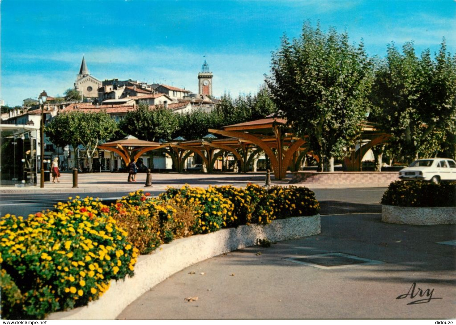 13 - Aubagne - La Place Et La Vieille Ville - CPM - Voir Scans Recto-Verso - Aubagne