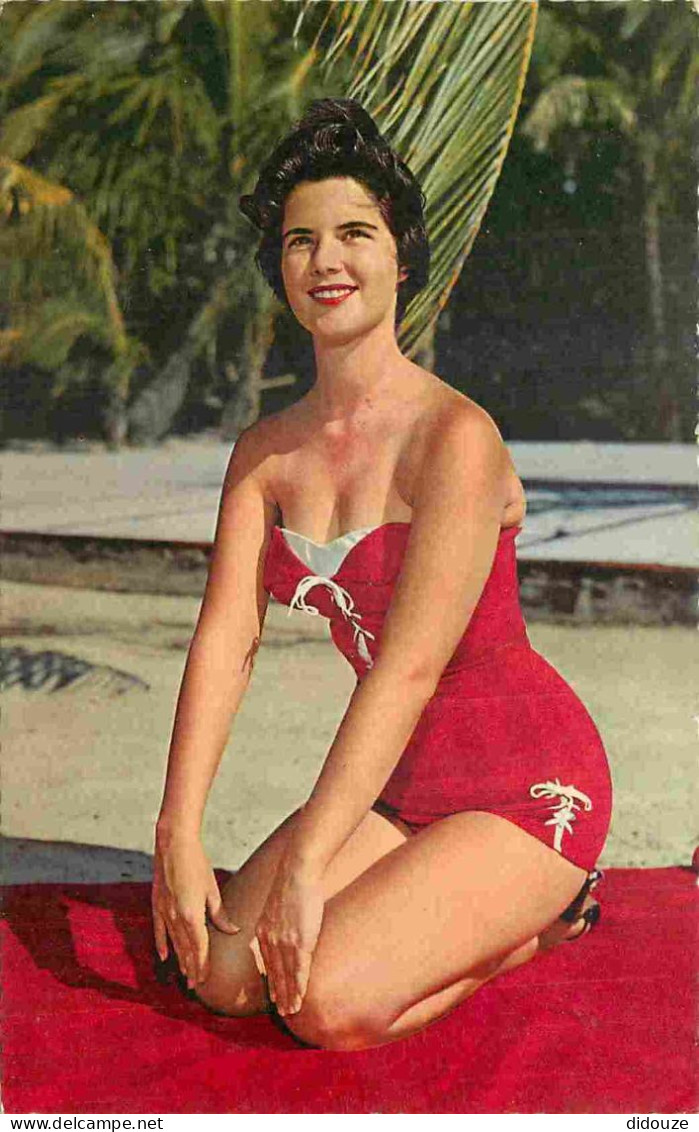 Thèmes - Pin-ups - Femme En Maillot De Bain - Baigneuse - Carte Dentelée - CPSM Format CPA - Voir Scans Recto-Verso - Pin-Ups