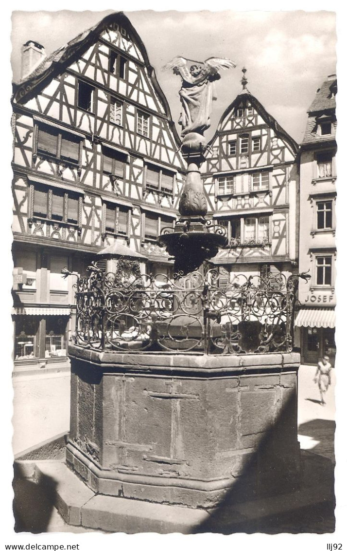 CPSM PF ALLEMAGNE - BERNKASTEL-KUES An Der Mosel - Mittelalterliche Fachwerkhäuser Mit St-Michael-Brunnen - Bernkastel-Kues