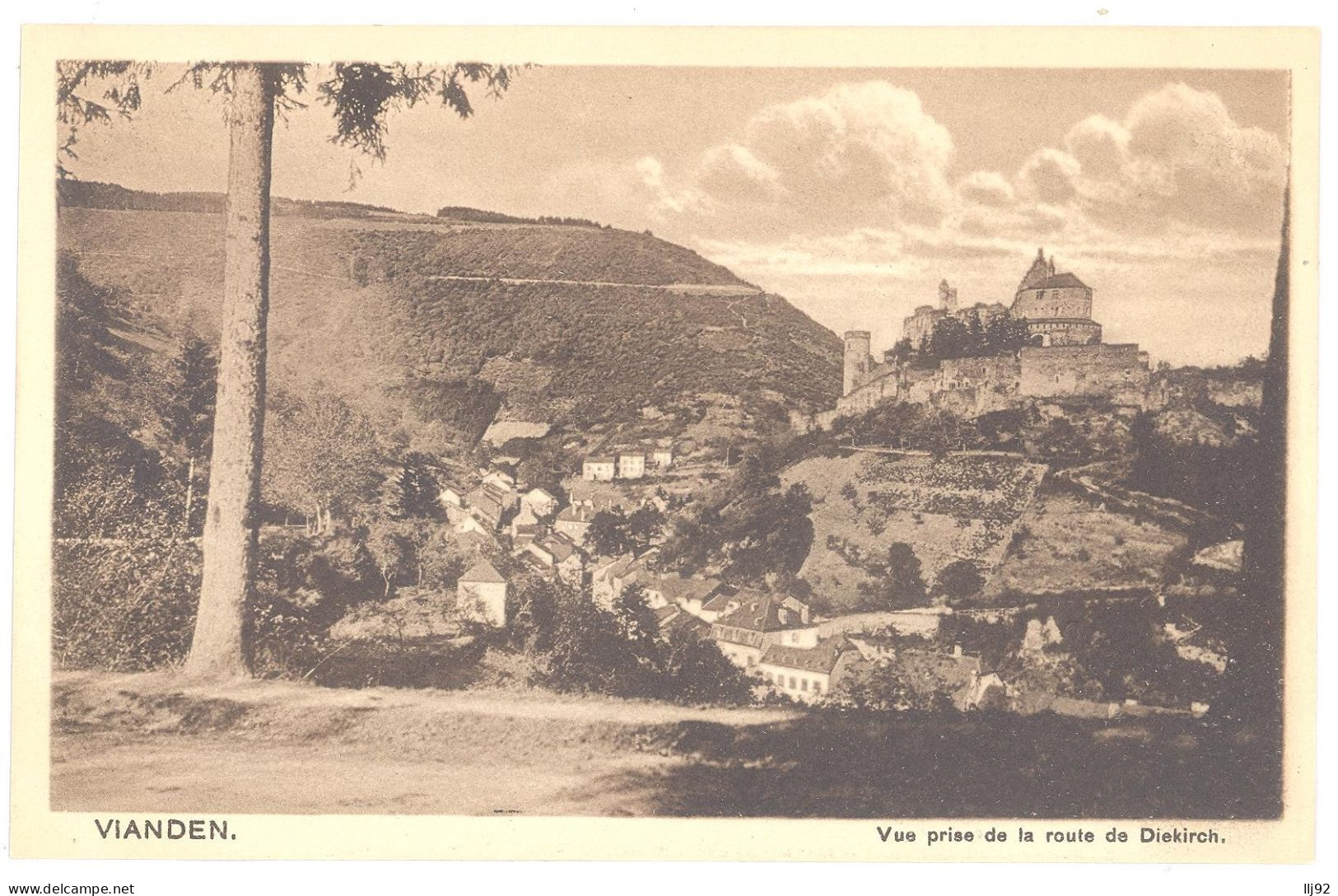 CPA LUXEMBOURG - VIANDEN - Vue Prise De La Route De Diekirch - Vianden