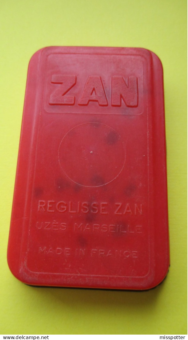 Boîte Ancienne Tôle Et Plastique ZAN Zanoïds  Pleine (ATTENTION Bonbons Plus Comestibles) 8 Cm X 5 Cm Hauteur : 1,2 Cm - Dosen