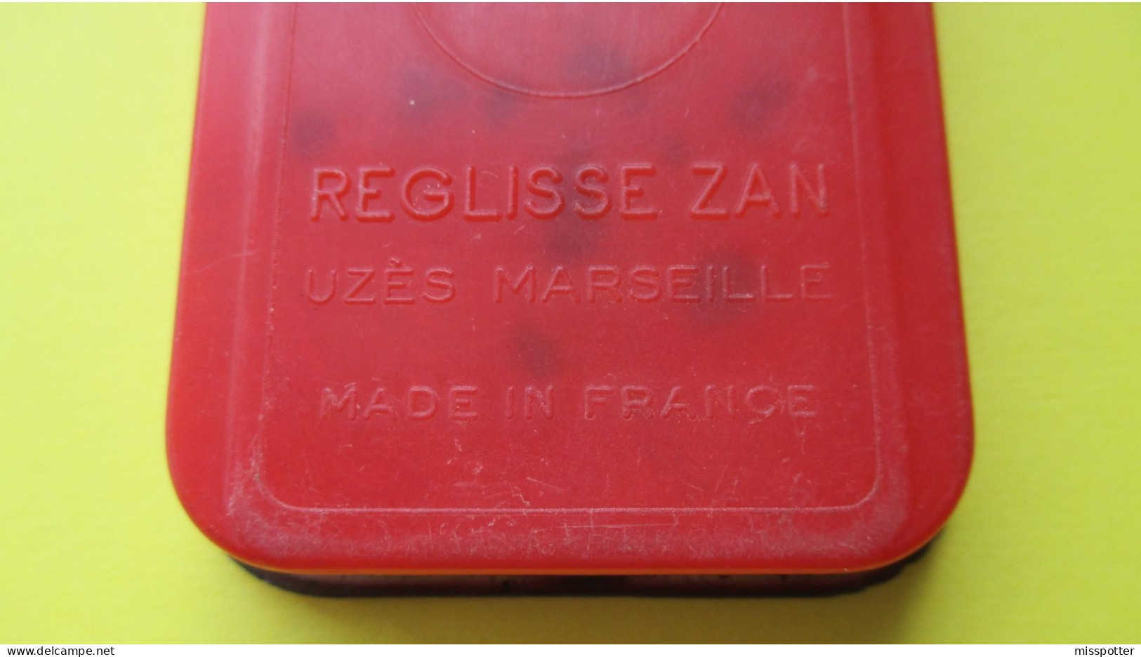 Boîte Ancienne Tôle Et Plastique ZAN Zanoïds  Pleine (ATTENTION Bonbons Plus Comestibles) 8 Cm X 5 Cm Hauteur : 1,2 Cm - Dosen