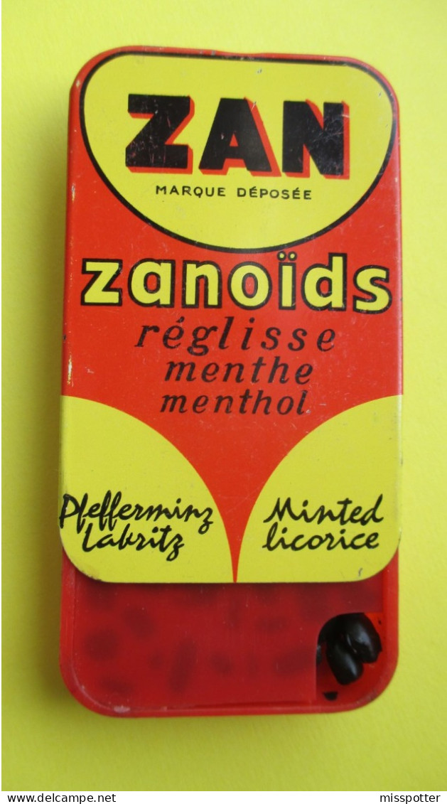Boîte Ancienne Tôle Et Plastique ZAN Zanoïds  Pleine (ATTENTION Bonbons Plus Comestibles) 8 Cm X 5 Cm Hauteur : 1,2 Cm - Scatole