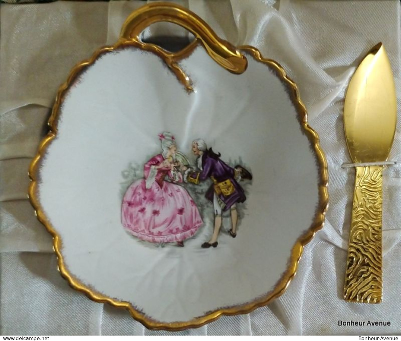 Ancien Beurrier Et Couteau Vintage En Porcelaine Signé "R" (Revol Porcelaine) - Motif Fragonard - Sonstige & Ohne Zuordnung