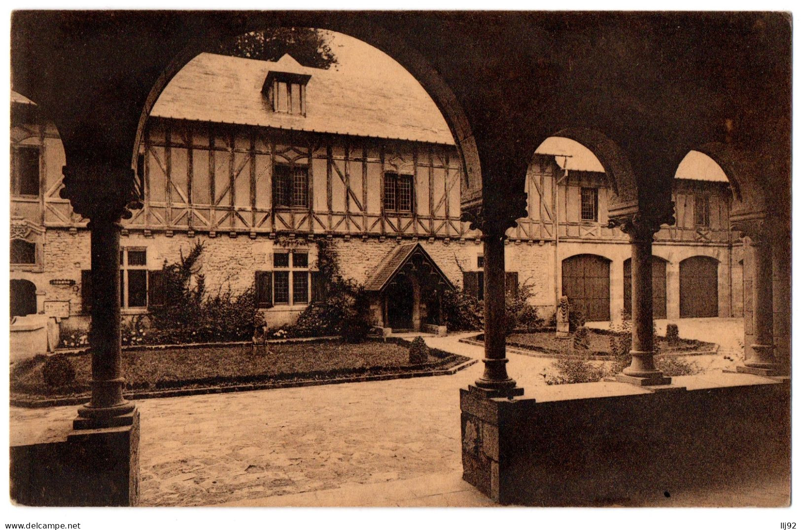 CPA BELGIQUE - Abbaye D'Orval - Cours D'entrée Vue Du Porche De La Maison Des Retraitants - Florenville