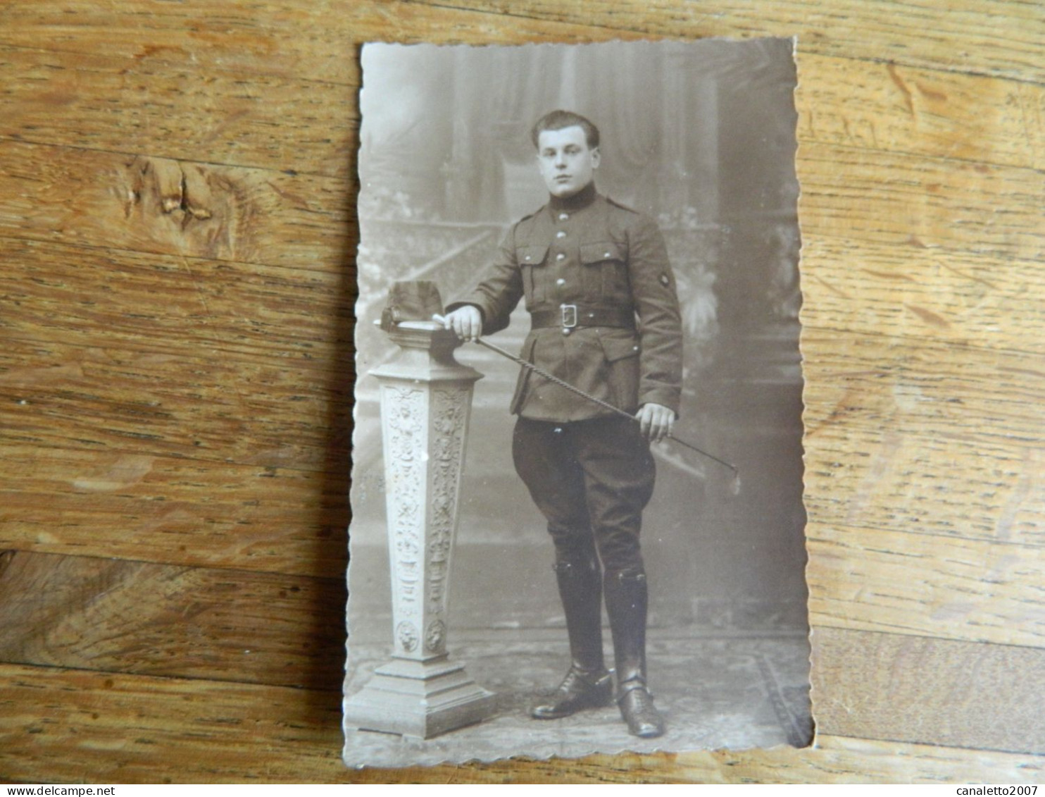 MILITARIA +TOURNAI:PHOTO CARTE D'UN MILITAIRE  AVEC SA CRAVACHE FAIT CHEZ J.MESSIANEN 23 RUE ROYALE - Tournai