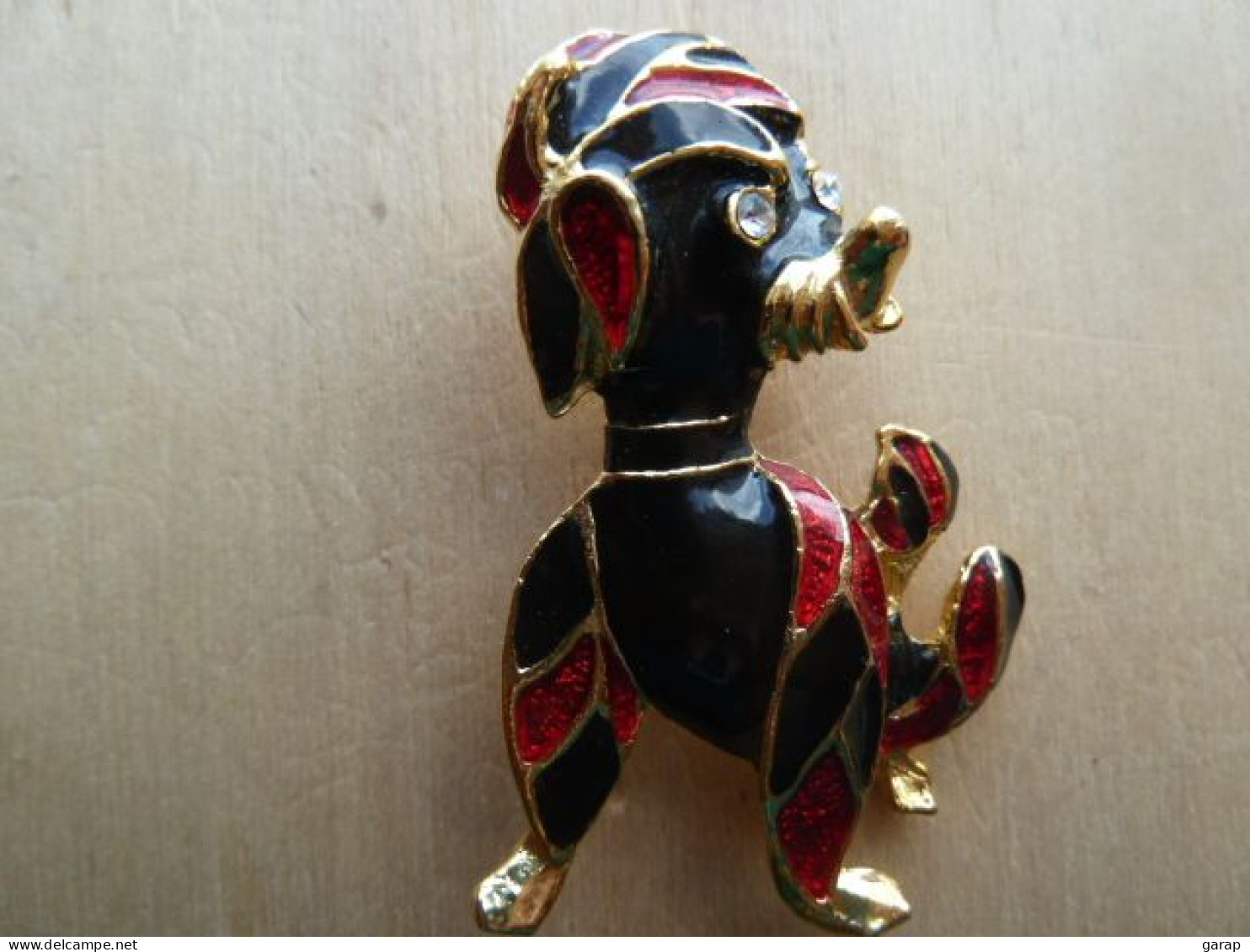 Broc-071 Broche Chien Assis Rouge Et Noir, Oreilles Tombantes,yeux Avec Brillants - Sonstige & Ohne Zuordnung