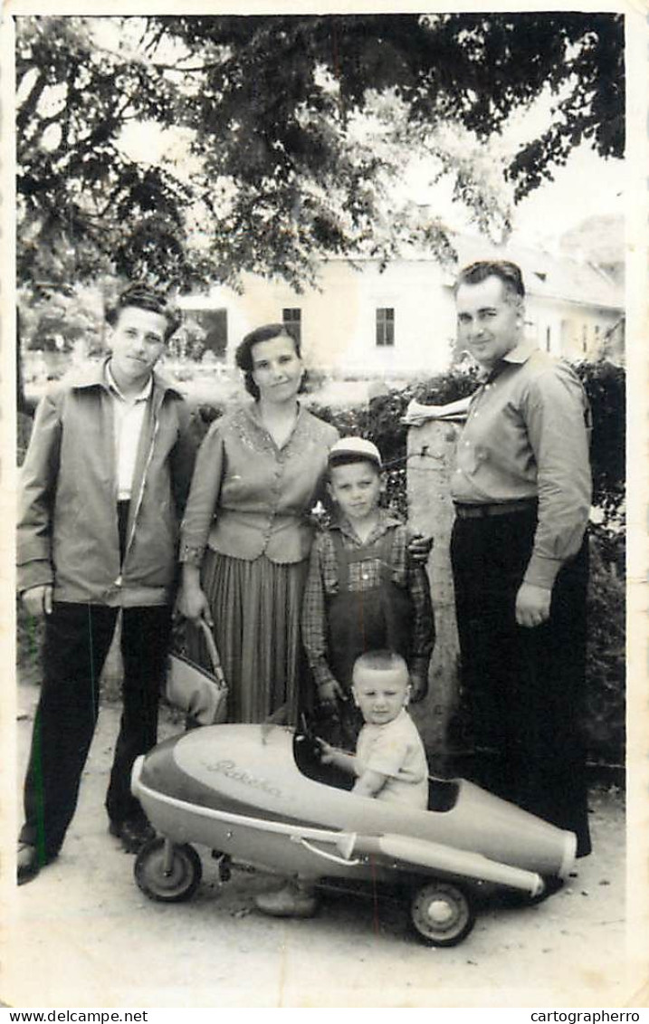 Vintage Toys Car Automobile Anonymous Persons Souvenir Photo Romania Social History - Gegenstände