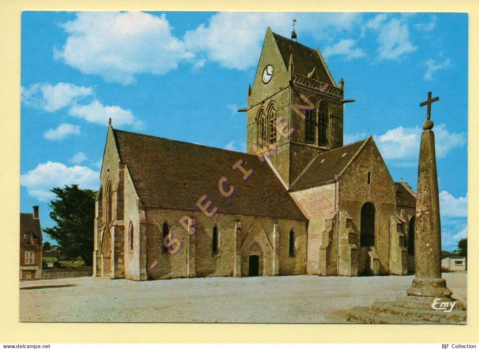 50. SAINTE-MERE-EGLISE – Eglise Du XIIIè S / Le Parachutiste Américain John Steele Suspendu Au Clocher - Sainte Mère Eglise