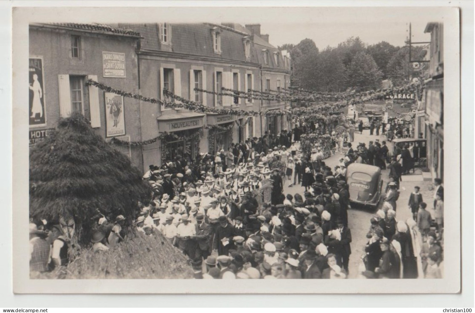 CARTE PHOTO  CARRIERE NIORT- SECONDIGNY (á Confirmer) CEREMONIE PRES DU MONUMENT AUX MORTS - GARAGE - CONFECTIONS - - Secondigny