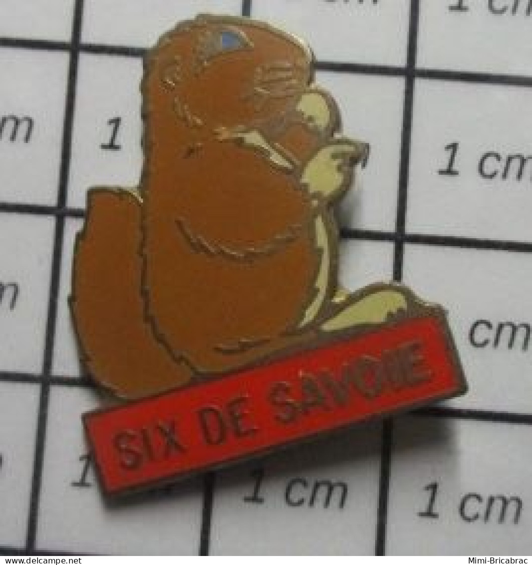 916A Pin's Pins / Beau Et Rare / ALIMENTATION / FROMAGE SIX DE SAVOIE MARMOTTE Il Est Où Le Papier Alu ? - Alimentazione