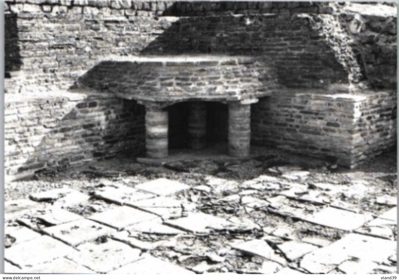 Fouilles Des Fontaines Salées - Angle De La Chambre De Chauffe De La Piscine Chaude, Thermes Des Hommes  -  Non écrite. - Fontaines Salees