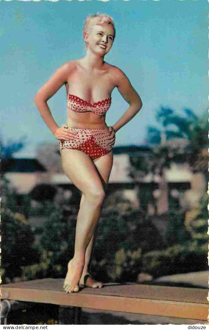 Thèmes - Pin-ups - Femme En Maillot De Bain - Baigneuse - Carte Dentelée - CPSM Format CPA - Voir Scans Recto-Verso - Pin-Ups