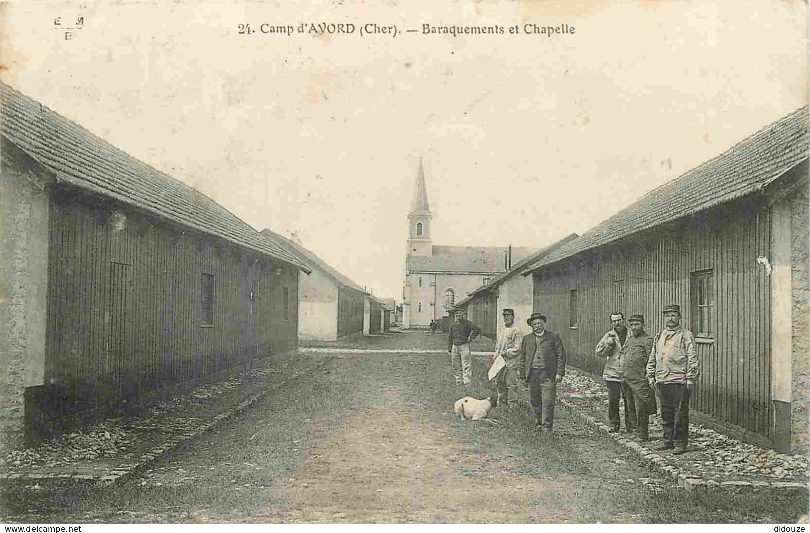 18 - Camp D'Avord - Baraquements Et Chapelle - Animée - CPA - Oblitération Ronde De 1911 - Voir Scans Recto-Verso - Avord