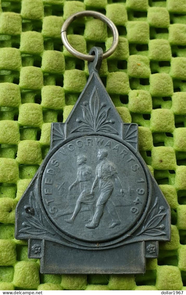 Medaille   :  Steeds Voorwaarts 1946 ( Lood - Lead - Plomb - Führen  )     -  Original Foto  !!  Medallion  Dutch - Altri & Non Classificati