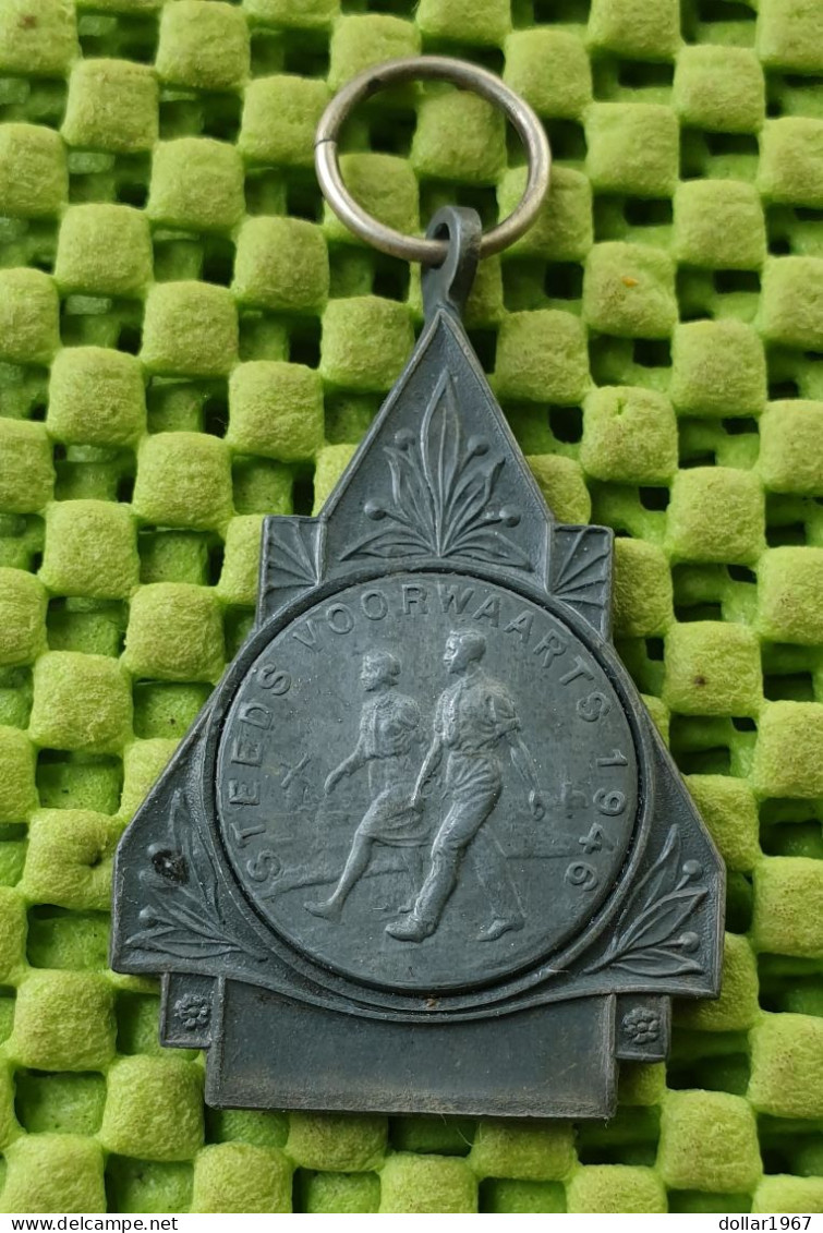 Medaille   :  Steeds Voorwaarts 1946 ( Lood - Lead - Plomb - Führen  )     -  Original Foto  !!  Medallion  Dutch - Other & Unclassified