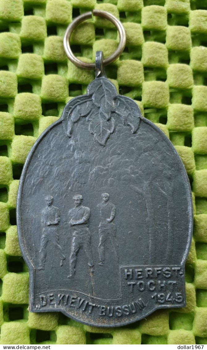 Medaille   : De Kievit Bussum , Herfst-tocht 1945  (lood - Lead - Plomb - Führen ) - Original Foto  !!  Medallion  Dutch - Autres & Non Classés