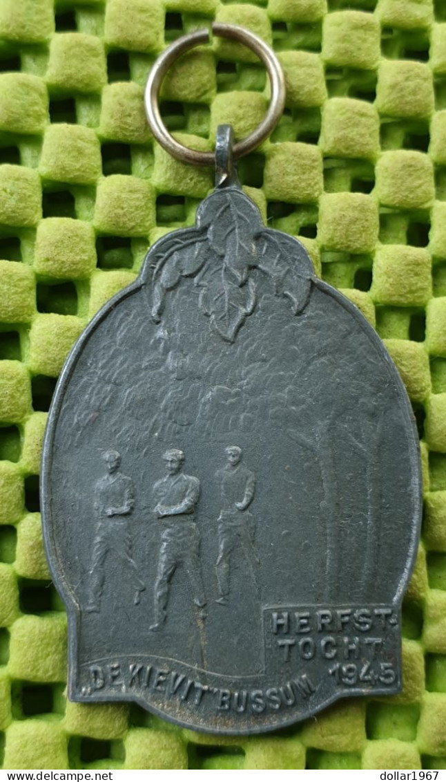 Medaille   : De Kievit Bussum , Herfst-tocht 1945  (lood - Lead - Plomb - Führen ) - Original Foto  !!  Medallion  Dutch - Sonstige & Ohne Zuordnung