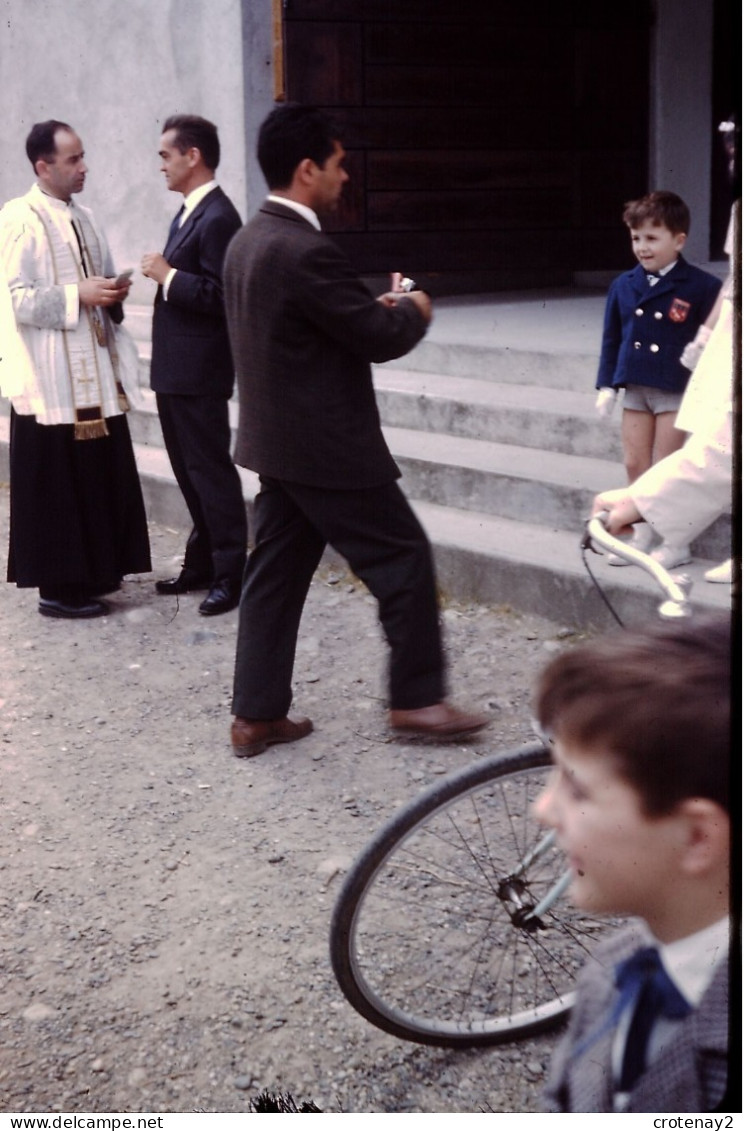 Photo Diapo Diapositive Slide à Situer Curé Devant Son église Pour Un Mariage Enfants Vélo VOIR ZOOM - Diapositives