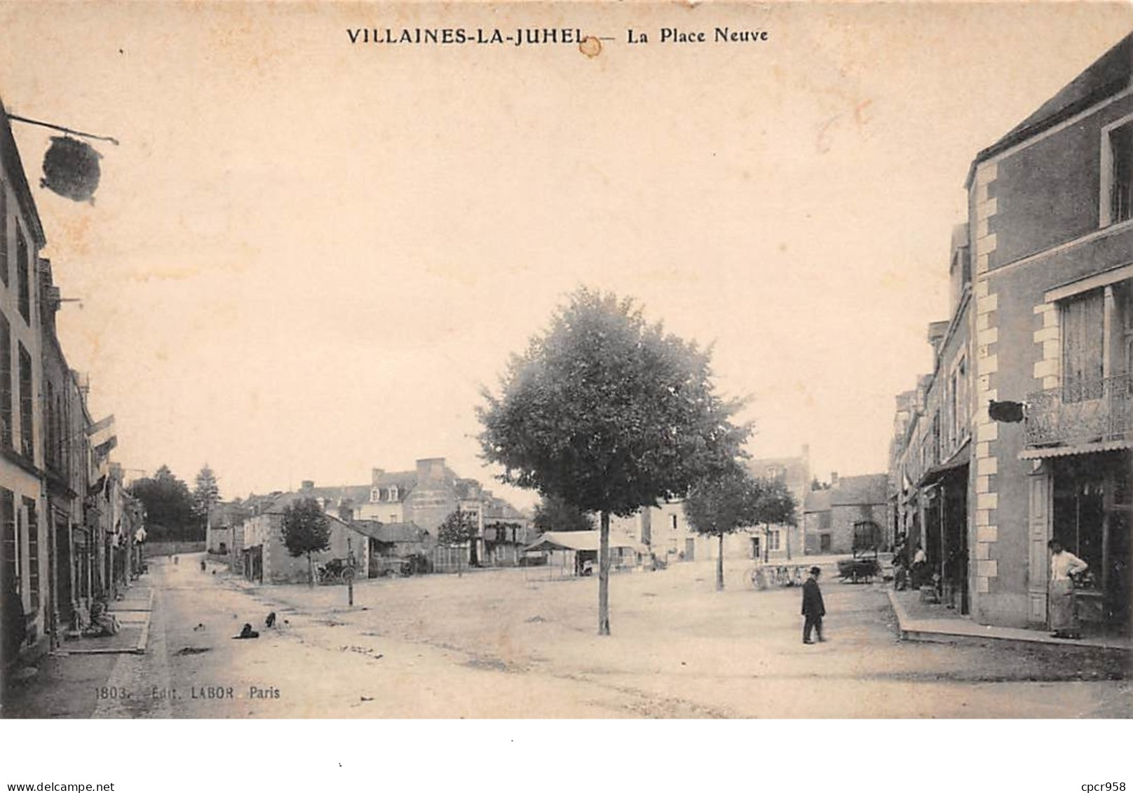 53 . N°205625. Villaines La Juhel. La Place Neuve - Villaines La Juhel