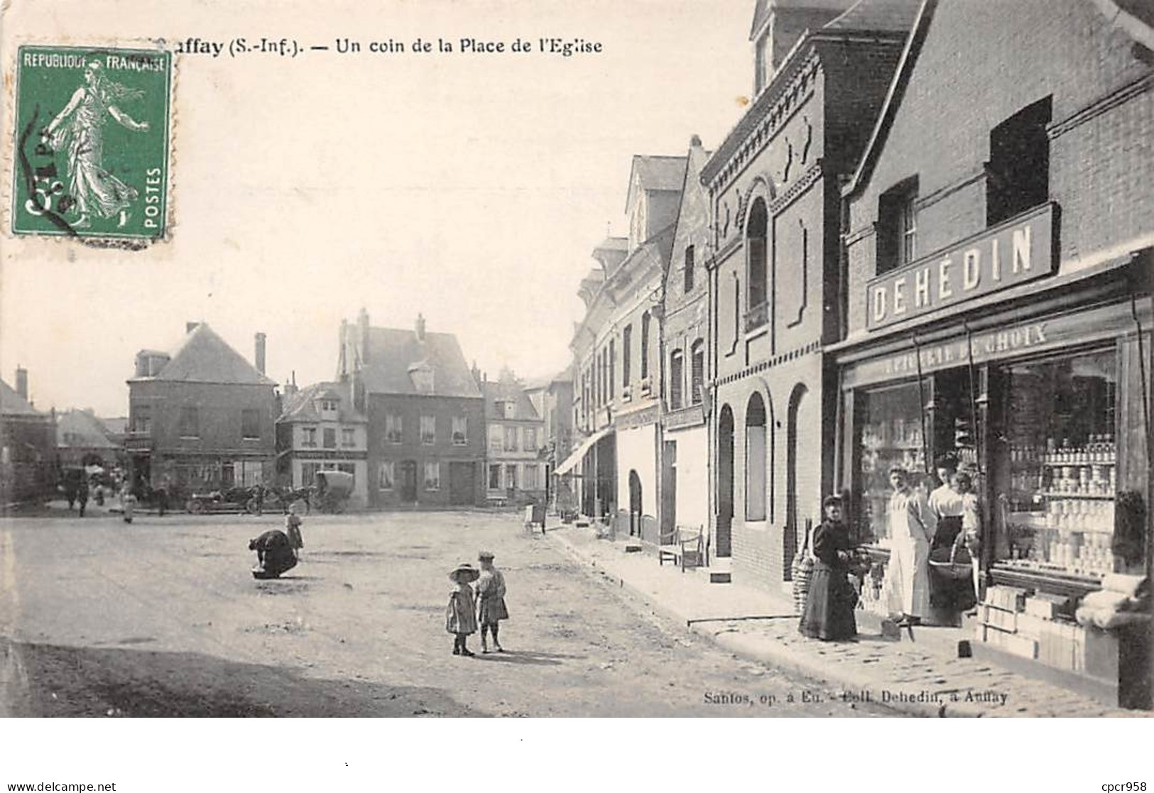 76. N°206014. Auffay. Un Coin De La Place De L'Eglise - Auffay