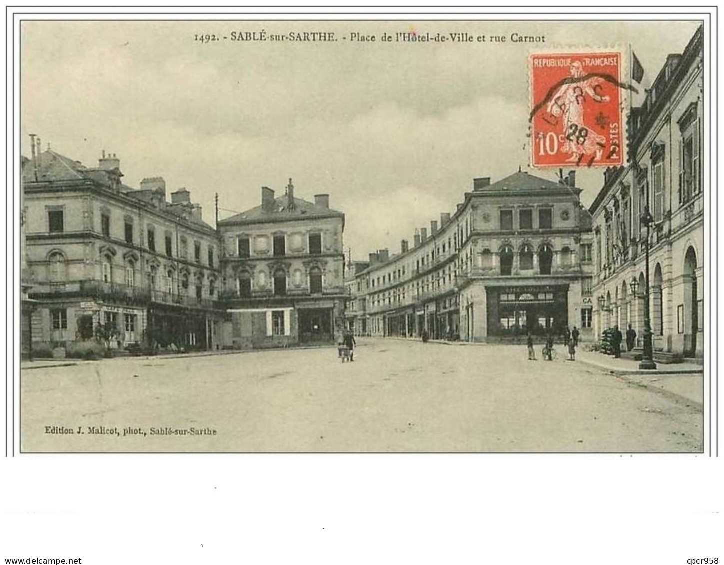 72.SABLE SUR SARTHE.PLACE DE L'HOTEL DE VILLE ET RUE CARNOT.CAFES - Sable Sur Sarthe