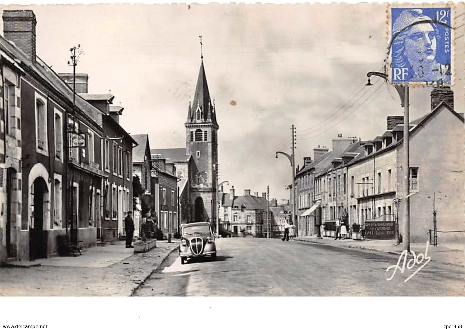 53 . N° 101597  . Cpsm .9x14 Cm  .pre En Pail .quartier De L Hotel De Ville .automobile . - Pre En Pail