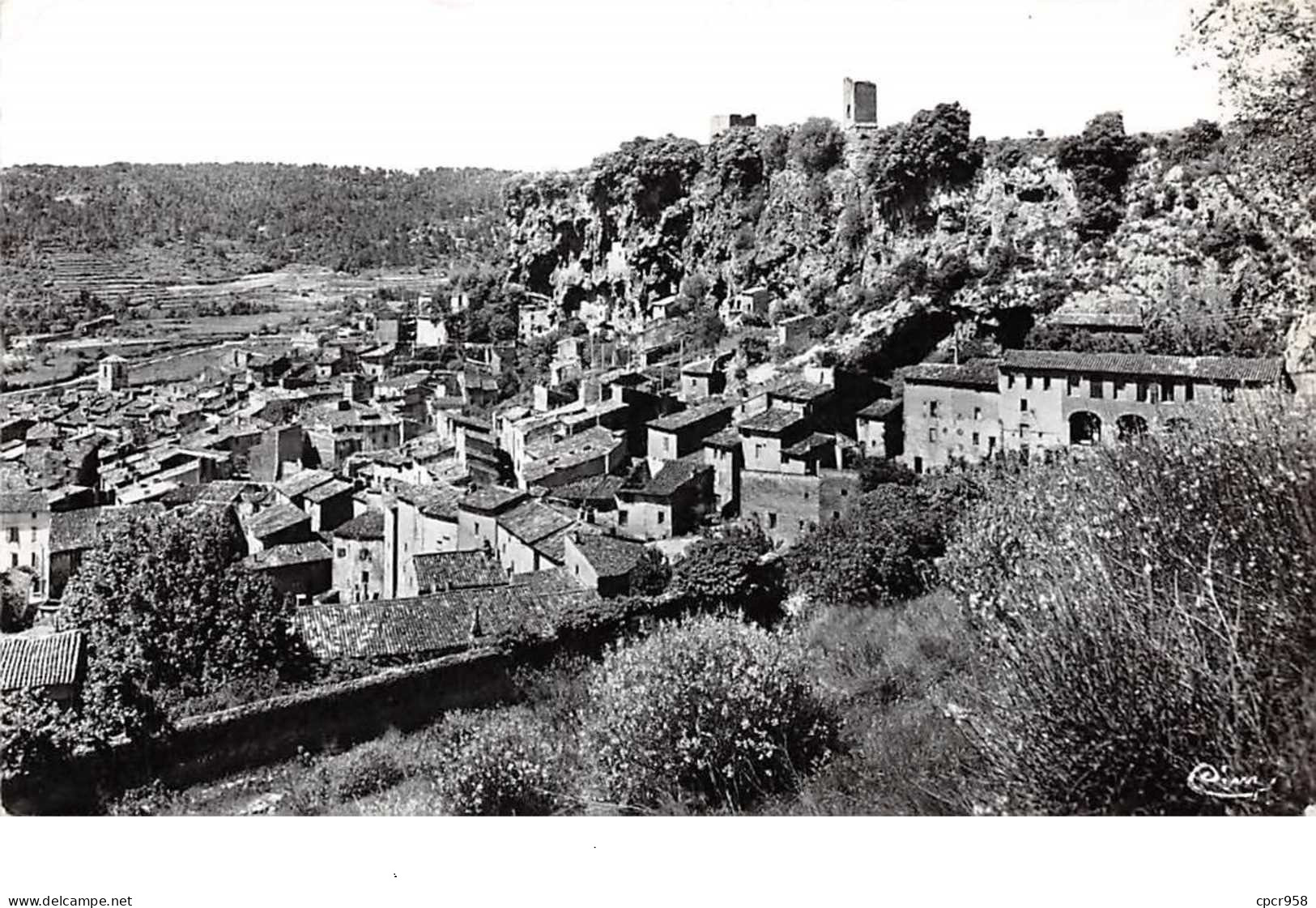 83 . N° 101675  . Cpsm .9x14 Cm  .cotignac .vue Generale . - Cotignac