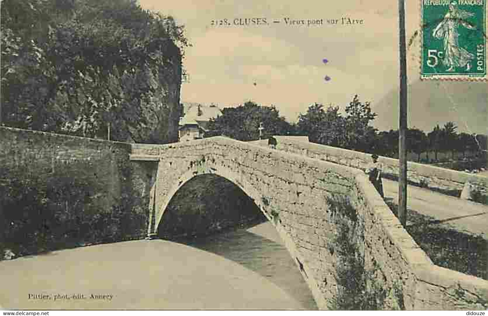 74 - Cluses - Vieux Pont Sur L'Avre - Animée - Oblitération Ronde De 1910 - Etat Léger Pli Visible - CPA - Voir Scans Re - Cluses