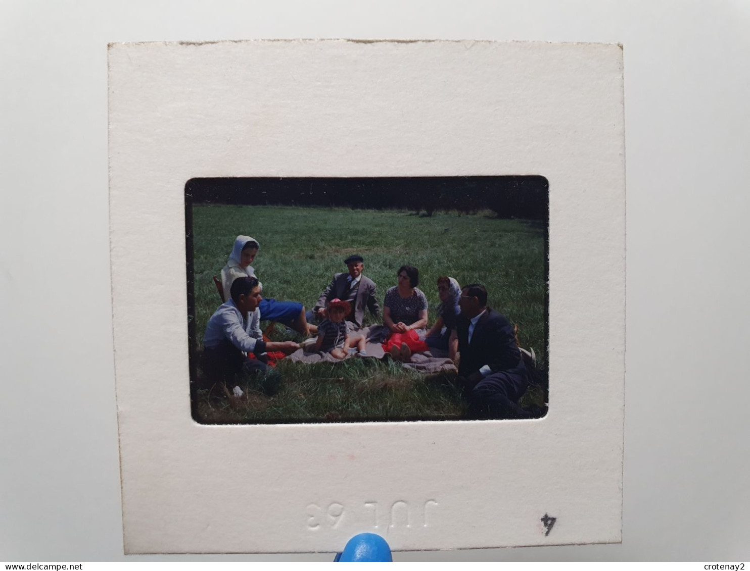 Photo Diapo Diapositive Slide à Situer FAMILLE Réunion Sur L'herbe 1963 VOIR ZOOM - Diapositives (slides)