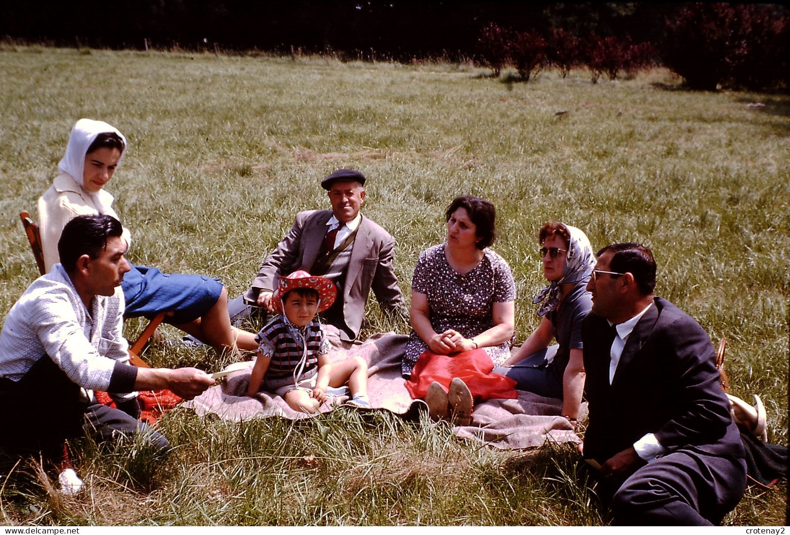 Photo Diapo Diapositive Slide à Situer FAMILLE Réunion Sur L'herbe 1963 VOIR ZOOM - Diapositives