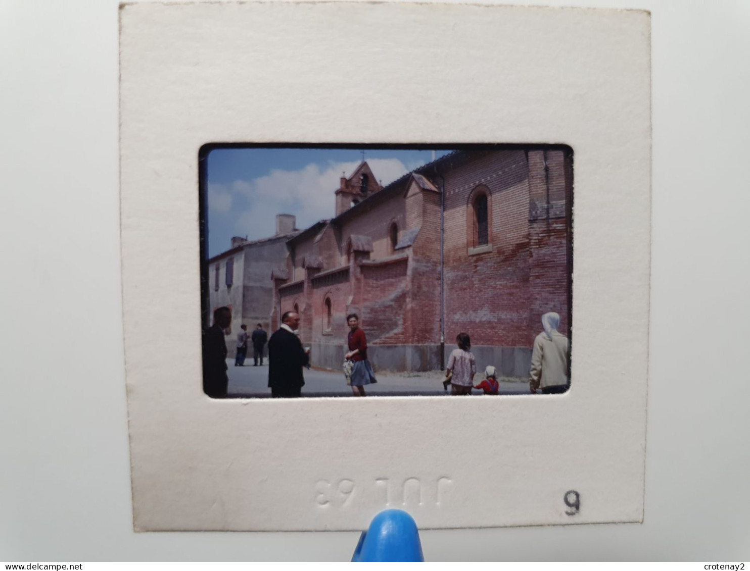 Photo Diapo Diapositive Slide à Situer FAMILLE Devant Une Eglise En 1963 VOIR ZOOM - Diapositives