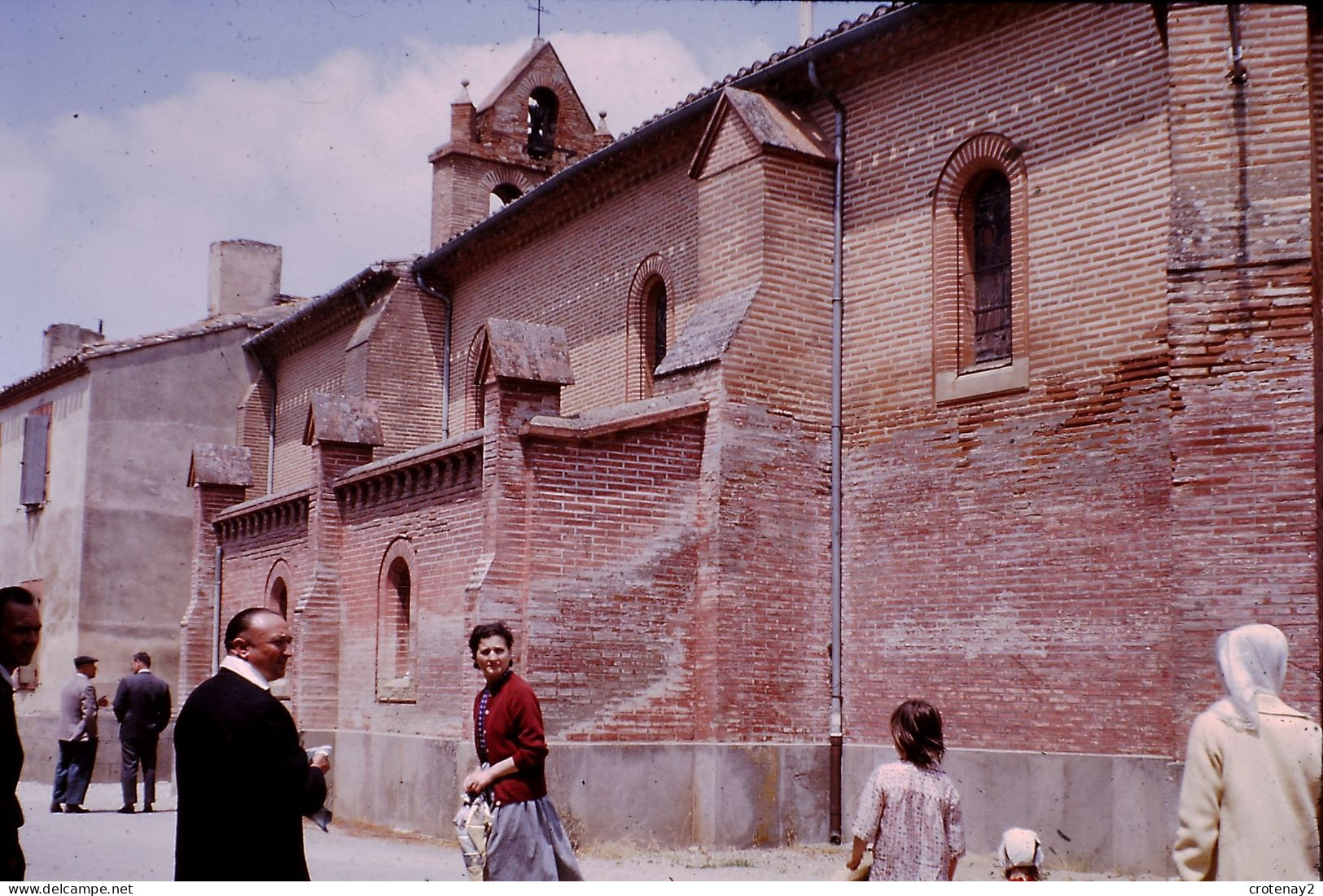 Photo Diapo Diapositive Slide à Situer FAMILLE Devant Une Eglise En 1963 VOIR ZOOM - Diapositives