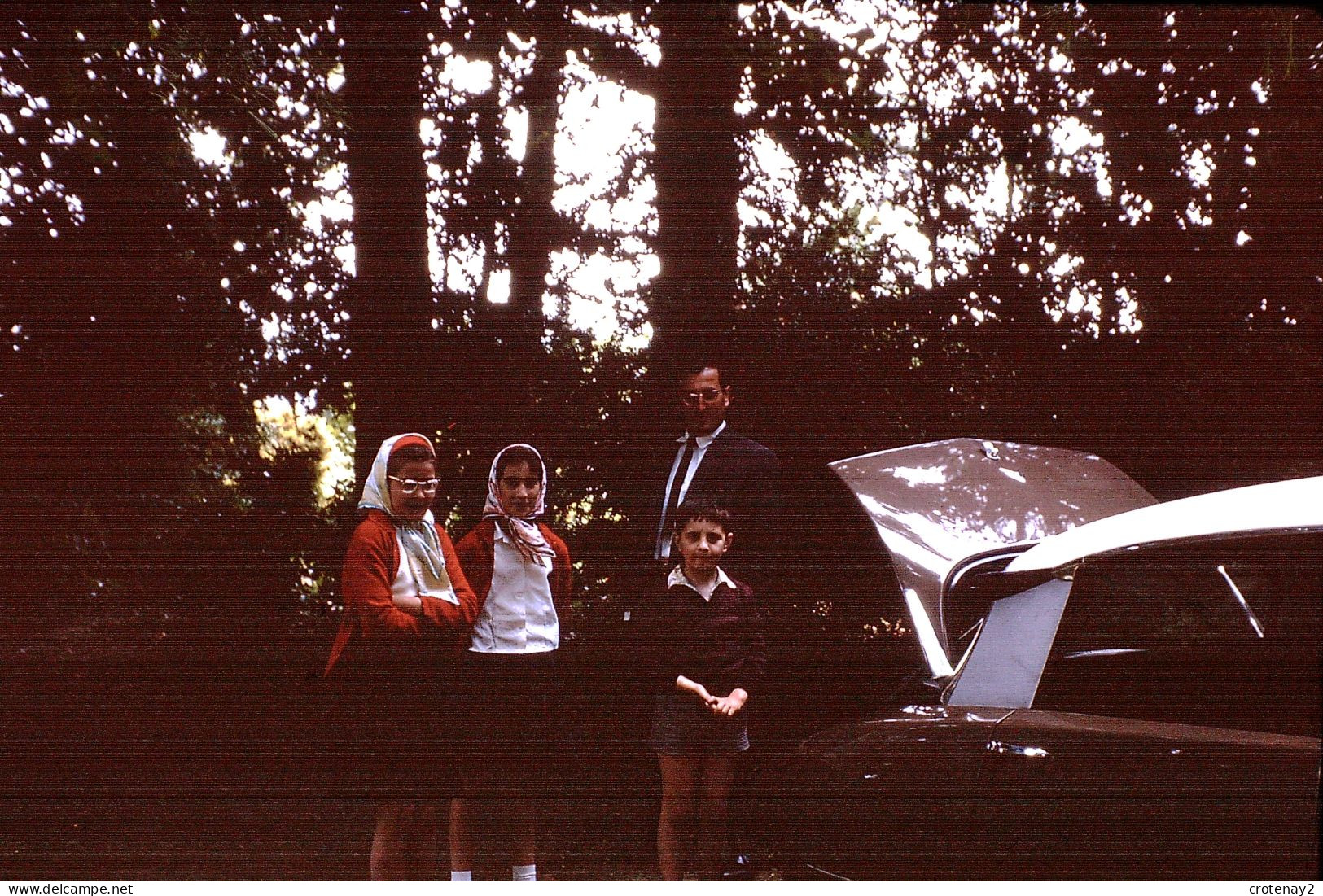 Photo Diapo Diapositive Slide à Situer FAMILLE Homme & Enfants Devant Voiture Citroën DS Coffre Ouvert En 1963 VOIR ZOOM - Diapositives