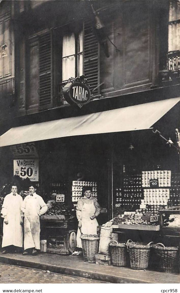 Commerce - N°77677 - Hommes Et Femme Devant Un Marchand De Fruits Et Légumes - Carte Photo à Localiser - Winkels